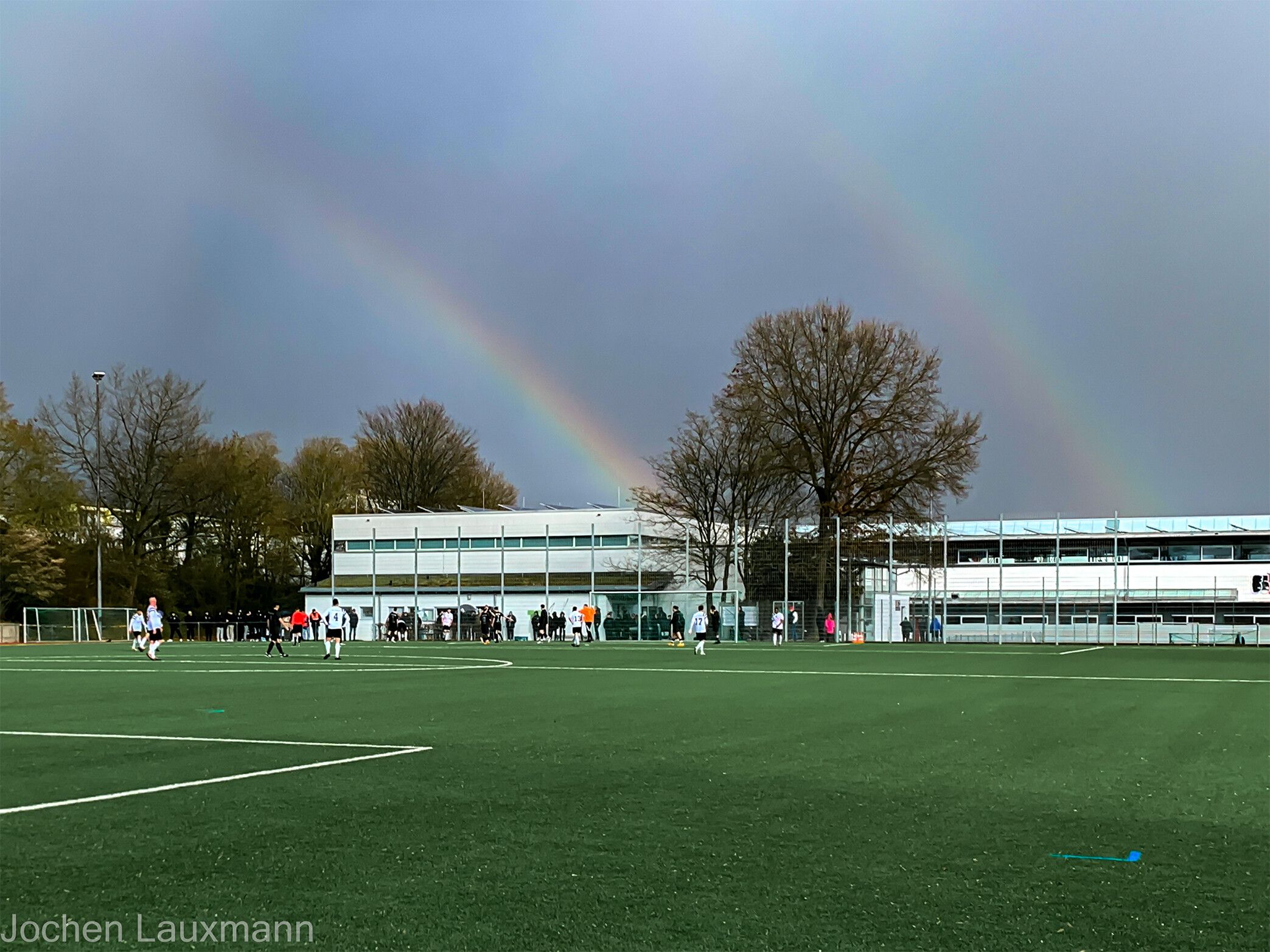 Regenbogen über den Kunstrasenplatz in Nellingen