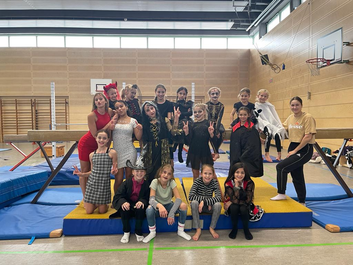 Buntes Halloween-Treiben in der Turnhalle